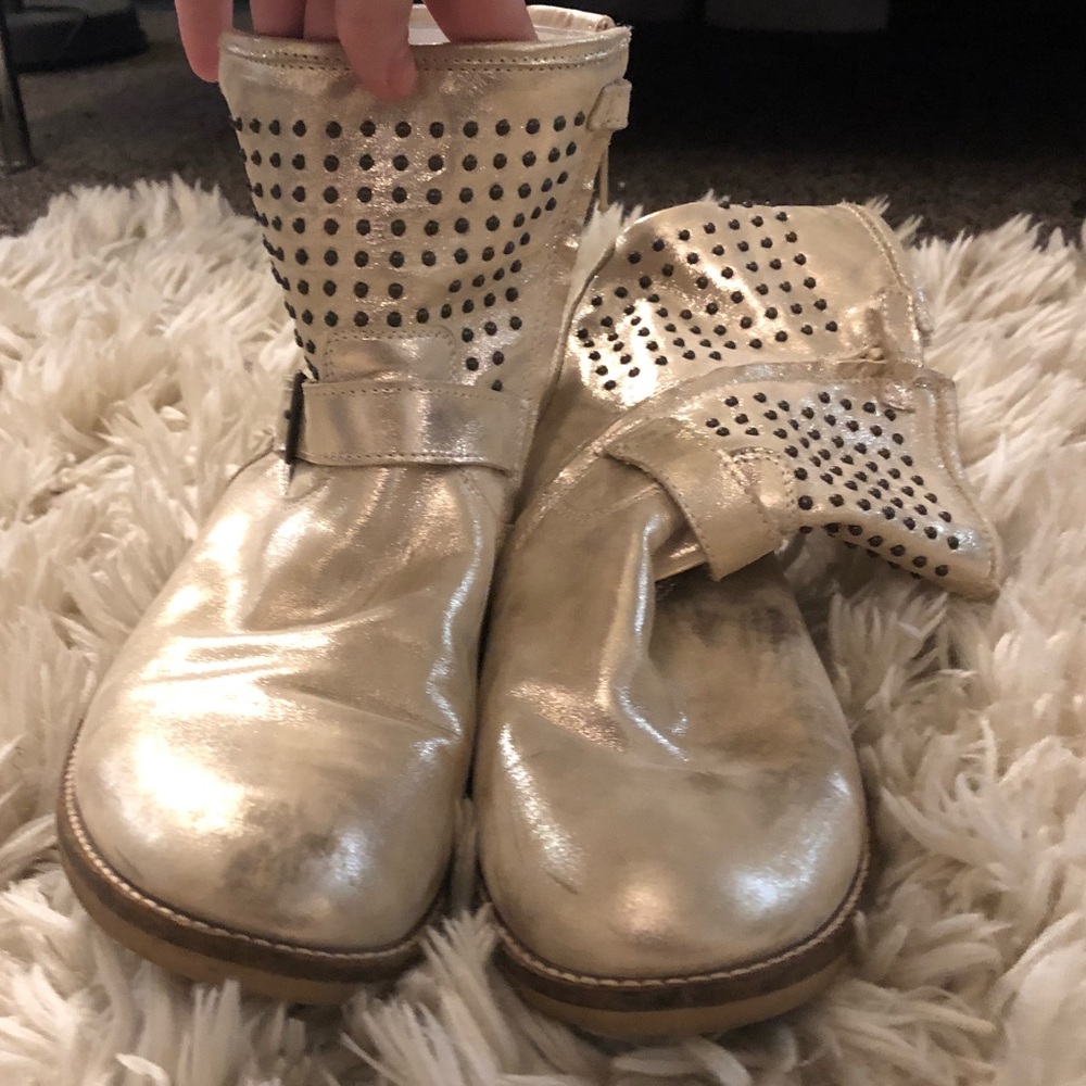Cute shiny booties